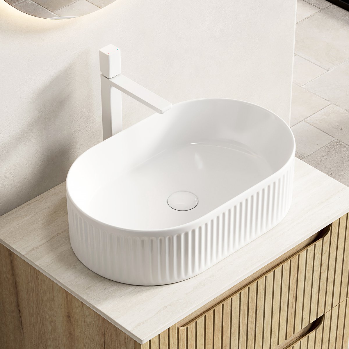 OKWISH Waskom 61 cm - Ovale Gestreepte Opzetwastafel Met Standaard Kraangat - Voor Badkamer en Toilet - Keramiek - Wit