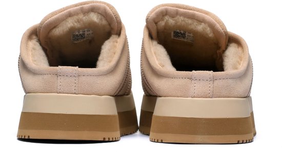 Achteraanzicht van beige adidas Campus muilen met voering van imitatiebont.