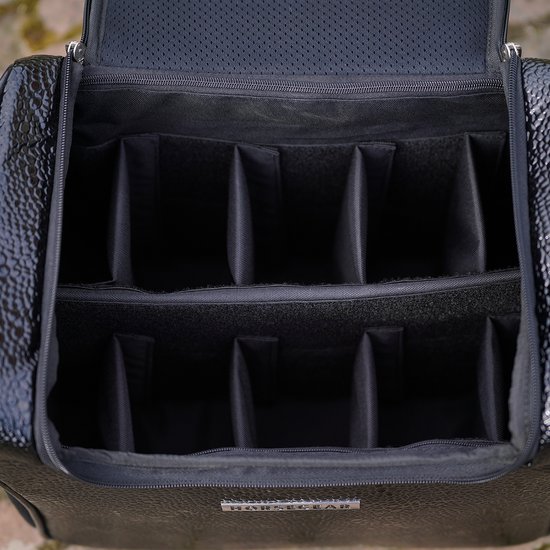Zwarte tas met glanzende croco-print panelen en interne verdelers.