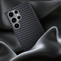 Zwarte carbon fiber back cover voor Samsung Galaxy S24 Ultra met gunmetal camera ring.