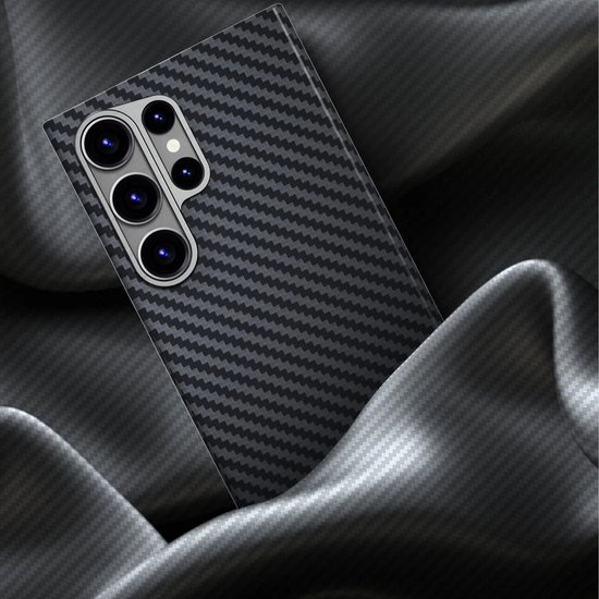Zwarte carbon fiber back cover voor Samsung Galaxy S24 Ultra met gunmetal camera ring.