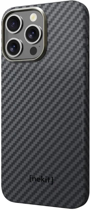 Achterkant van een smartphone in een grijs en zwart carbon patroon hoesje.