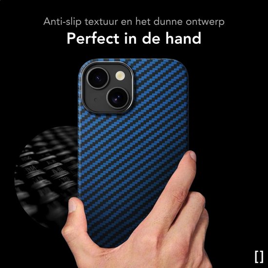 Blauw en zwart koolstofvezel patroon, telefoonhoesje in de hand.