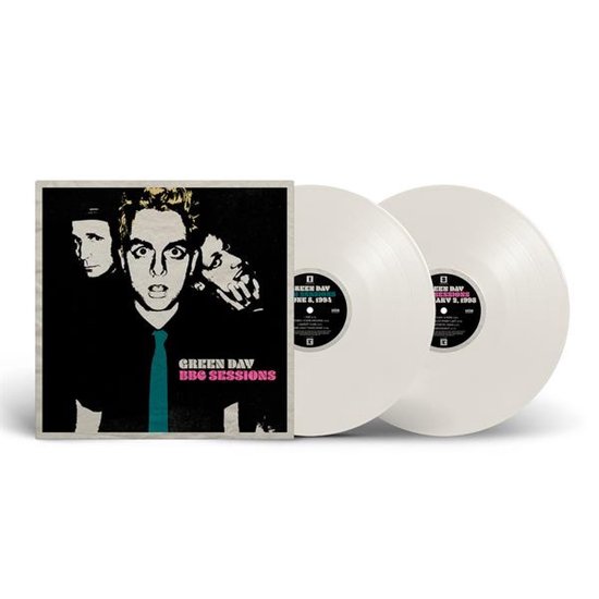 Green Day "BBC Sessions" albumhoes naast twee witte vinylplaten. De hoes toont drie mannen in zwart-wit met "GREEN DAY BBC SESSIONS" in roze tekst.