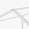 Gros plan de la structure de toit blanche en bois d'un lit maison.