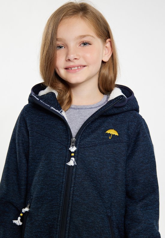 Close-up van een donkerblauw gebreid fleece jack met witte teddyvoering, gele paraplu en ritssluiting met kwastjes.