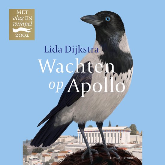Een kraai met grijze en zwarte veren zit voor een decor van Griekse ruïnes, met de titel "Wachten op Apollo" erop.