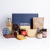 Geschenkdoos met kazen, worstjes, noten, chips, jam, ketchup, appel-peer sap en de tekst 'Zuivelhoeve'.