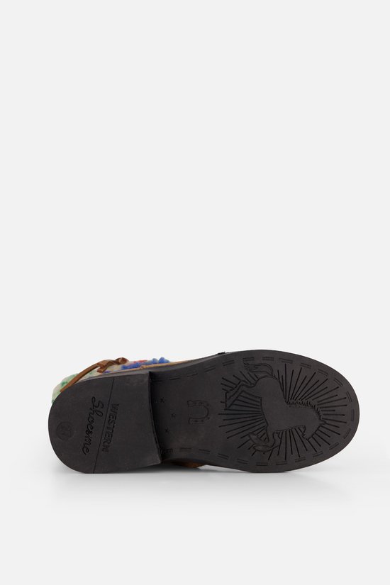 Onderkant van bruine suède laarsjes met tekst 'WESTERN SHOESME' en paardenprofiel.