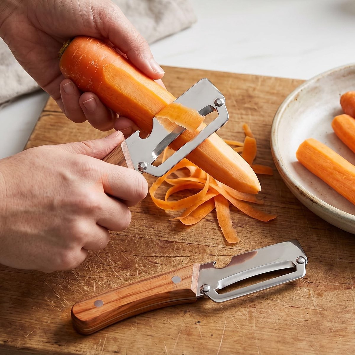 Multifunctionele Schiller voor Groenten en Fruit - 2 Stuks - RVS Messen met Houten Handvat - Perfect voor Keuken Gebruik