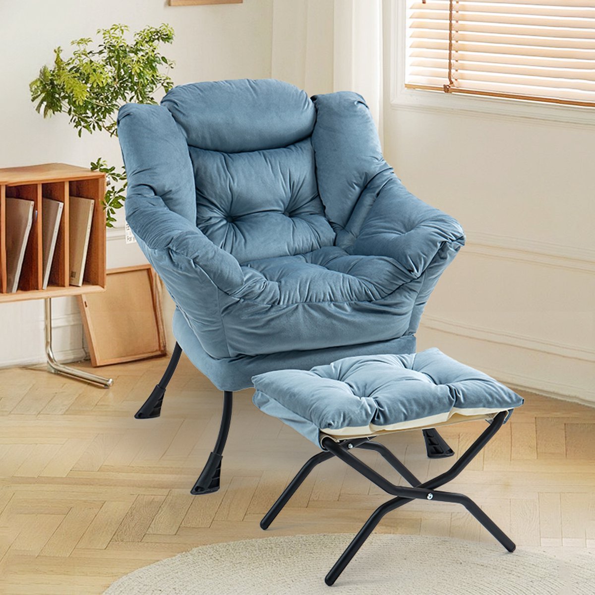 Wishdor Fauteuil lazy chair met inklapbare voetensteun en armleuningen - Scandinavisch basic design - Velvet - lichtblauw - metalen frame - 95 cm hoog