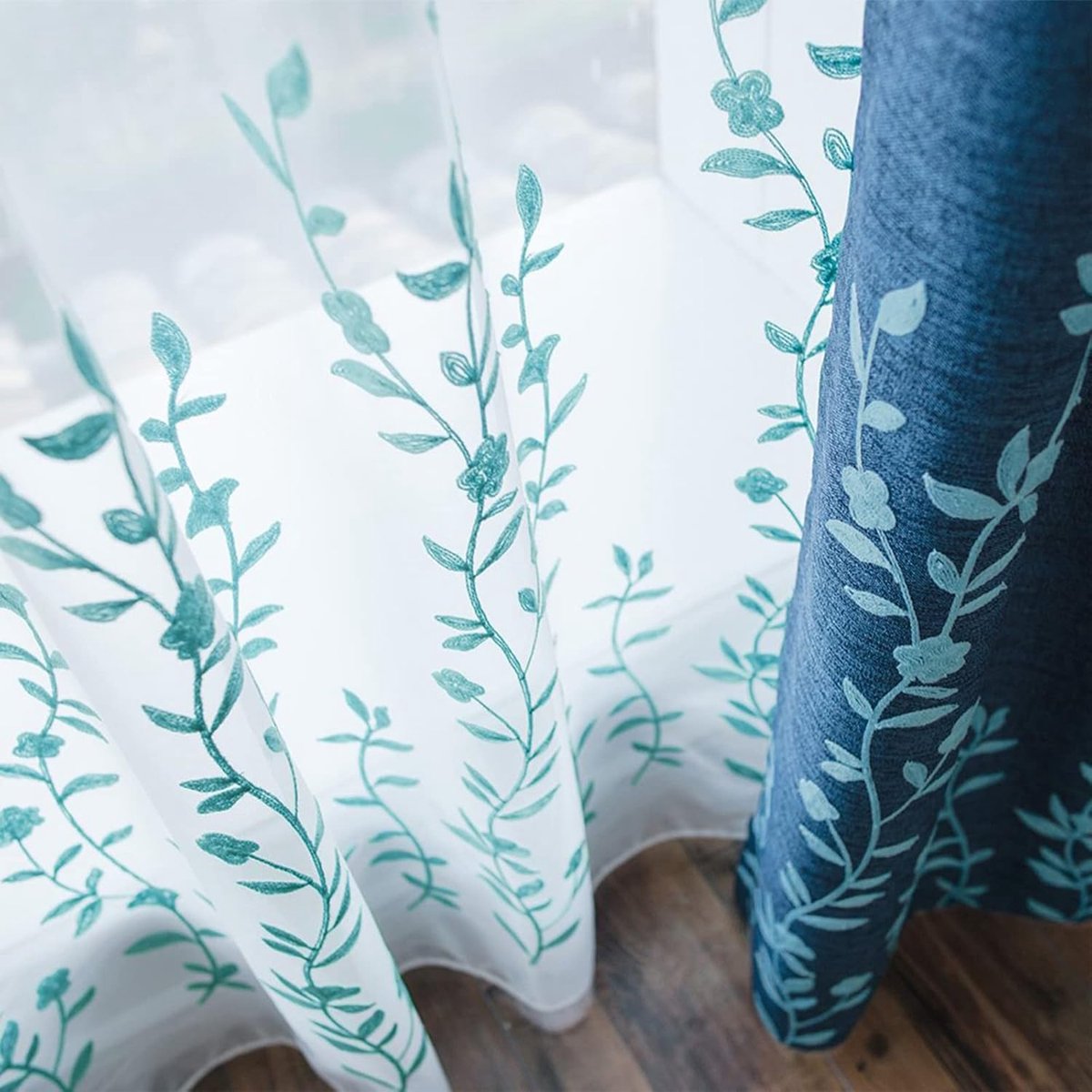 Transparant gordijn met bloemenborduurwerk voor woonkamer, boerderijstijl met roedezak, voile gordijn, wit/blauw, 132 bij 240 cm (1 paneel)
