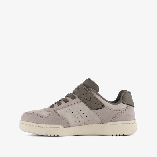 Zijaanzicht van een taupe Skechers sneaker met suède en leren details, klittenbandsluiting en veters.