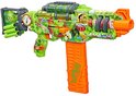 Felgroene Nerf Zombie Corrupter blaster met oranje magazijn, gedetailleerde zombie-thema decors, op witte achtergrond.