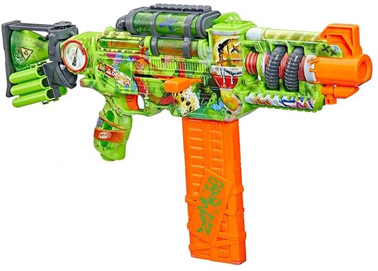 Felgroene Nerf Zombie Corrupter blaster met oranje magazijn, gedetailleerde zombie-thema decors, op witte achtergrond.