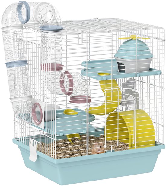 Een blauwe en witte hamsterkooi met transparante buizen, plateaus, een looprad en een huisje. Een hamster zit in de kooi.