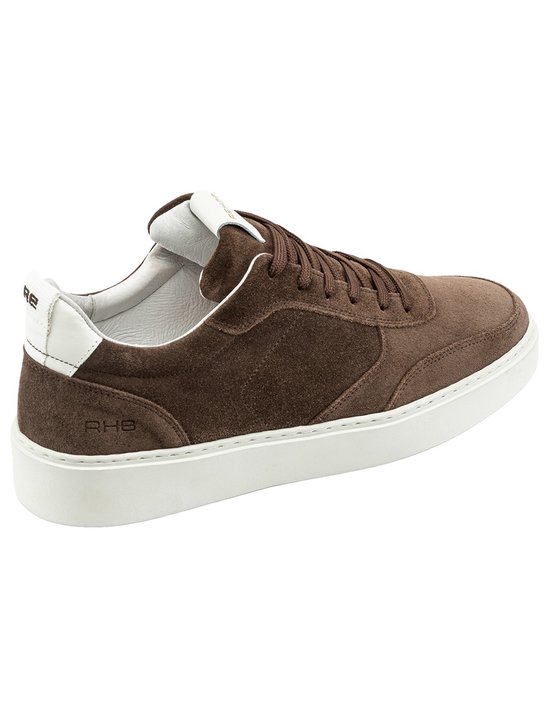 Bruine suède Rehab sneakers met witte zool en veters. Logo "RHB" op de witte hiel.