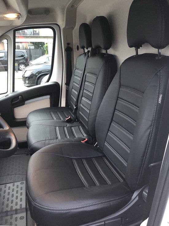Zwarte kunstlederen stoelhoezen met horizontale stiksels voor een Fiat Ducato, met 'AIRBAG' label op de rechter stoel.