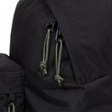 Zwarte Eastpak rugzak met groene koordjes aan de ritsen en een klein buitenvak met rits.