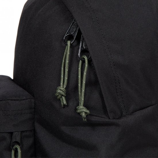 Zwarte Eastpak rugzak met groene koordjes aan de ritsen en een klein buitenvak met rits.
