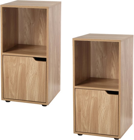 Deux tables de chevet en placage chêne clair, chacune avec un compartiment fermé et une étagère ouverte.