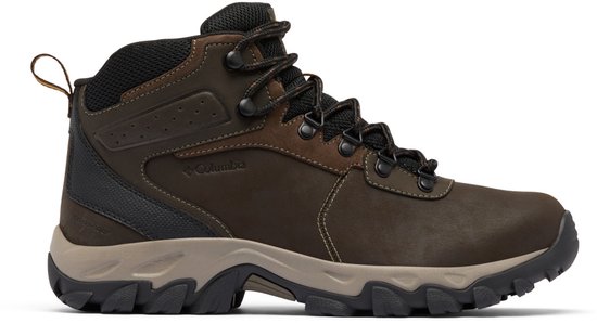 Bruine leren wandelschoen met zwarte en beige accenten, vetersluiting en een dikke zool.