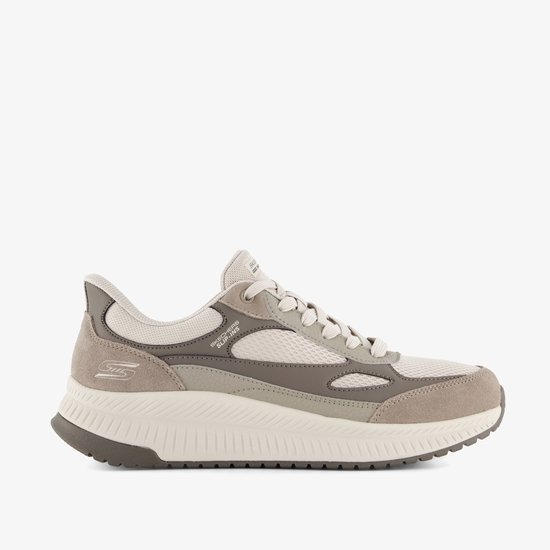 Beige sneaker met suède en mesh details, wit met grijze veters en rubberen zool.