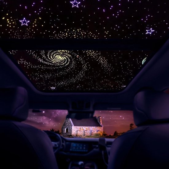Sterrenhemel met fonkelende sterren en een spiraal in een auto dakhemel.
