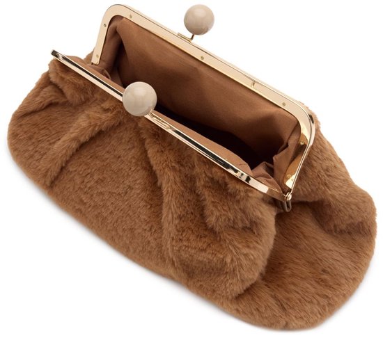Bruine, ruchesvormige clutch van nepbont met gouden frame en ronde knopen.