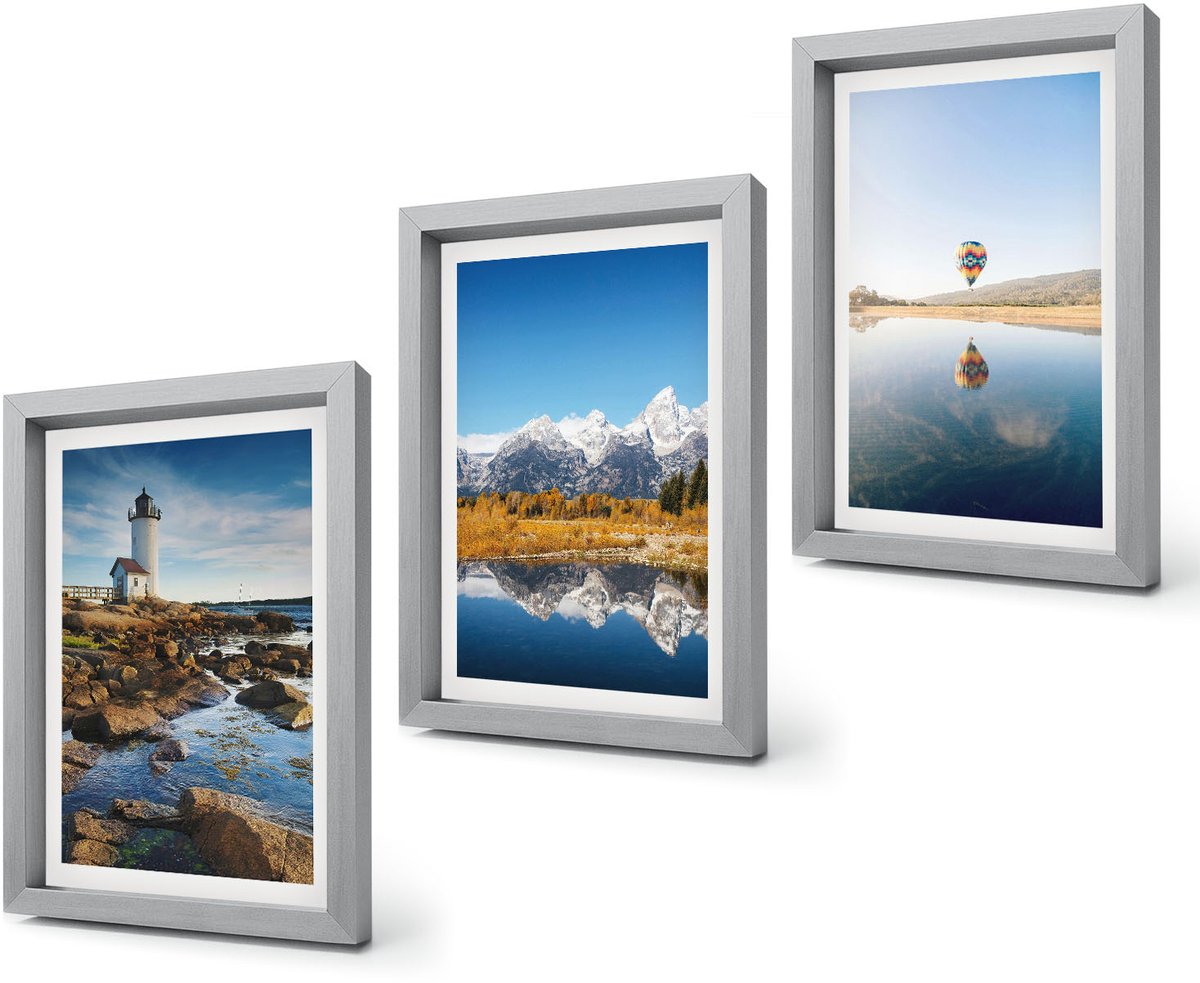 Coloray 4-Delige Schilderij Set - Uitzicht op de natuur met een vuurtoren, bergen, een meer en een ballon. - 20 x 30 cm - Moderne Wanddecoratie - Slaapkamer - Woonkamer Decoratie Zilveren lijst