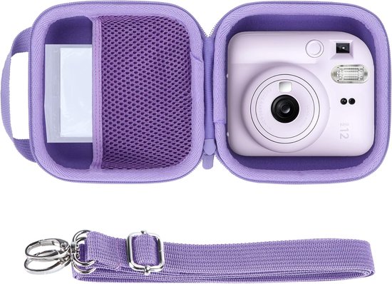 Paarse harde koffer met paarse Instax Mini 12 camera en een paarse schouderband.