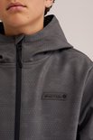 Close-up van een grijze softshell jas met capuchon, subtiel ruitpatroon en logo.