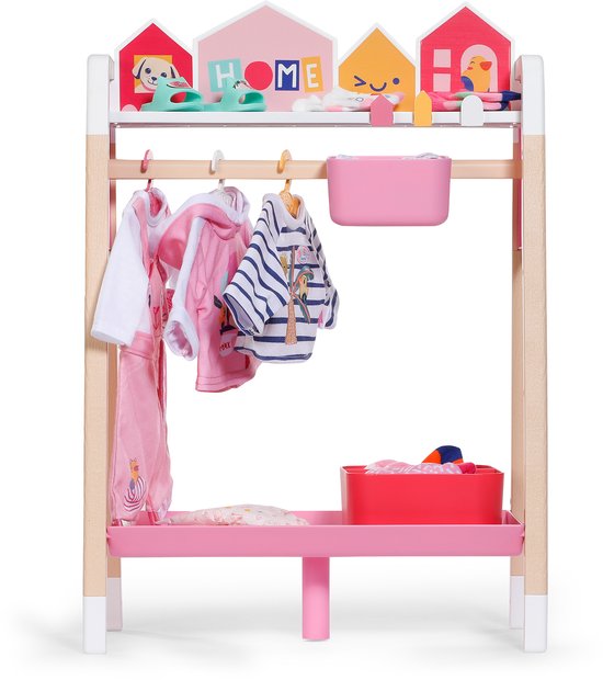 Roze kledingrek met houten frame, versierd met huisjes met de tekst 'HOME'. Kleding hangt aan hangers.