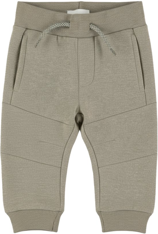 Een beige joggingbroek met koordje, zakken en elastische tailleband en boorden.