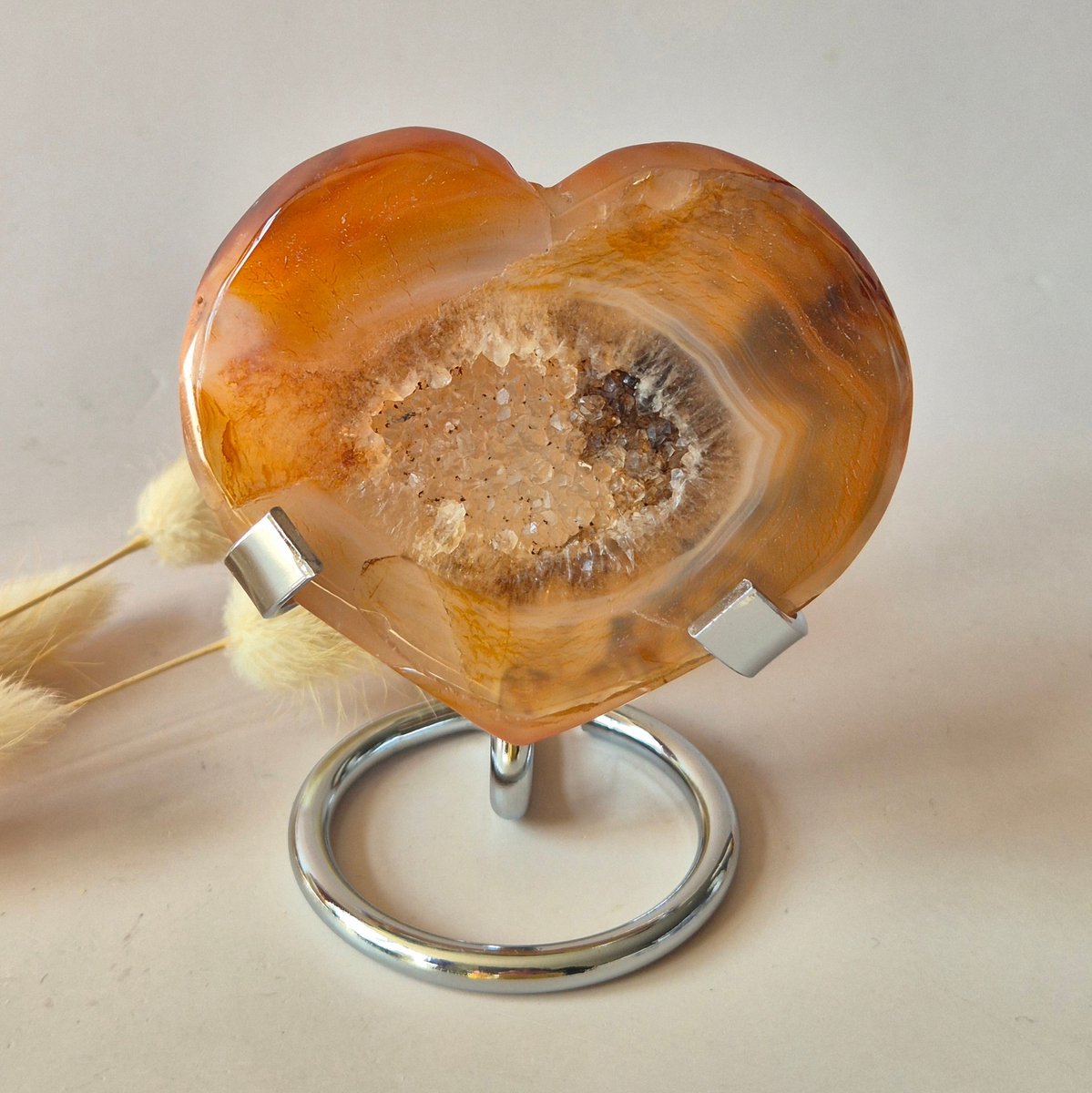 Edelsteen Carnelian Druzy Hart op Standaard 106g – Passie, Kracht & Glinsterende Energie