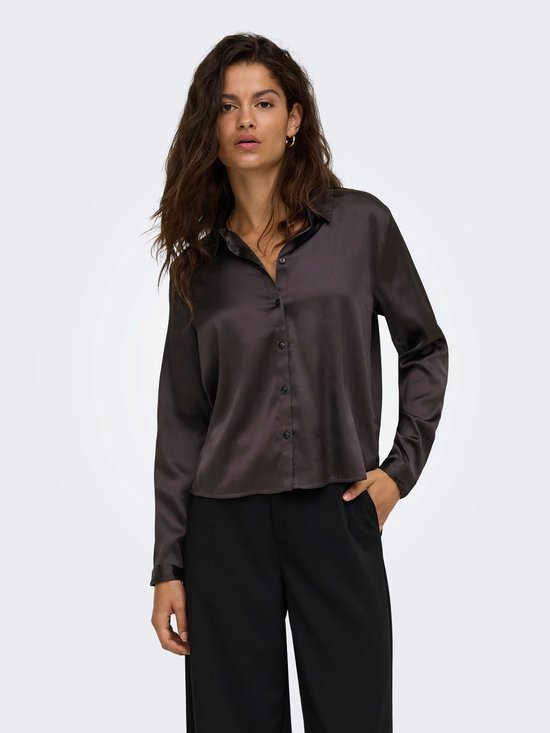 Le mannequin porte une chemise en satin marron foncé à manches longues et boutonnée.
