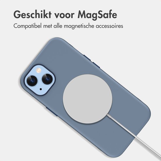 Donkerblauwe telefoonhoes die past op een iPhone, met MagSafe-oplader.