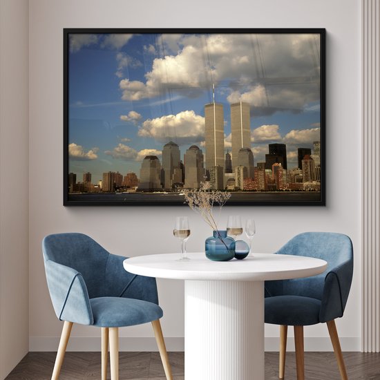 Affiche avec cadre World trade Center - Des nuages entourent le World trade center à New York - cadre photo noir - 120x80 cm - Affiche avec cadre