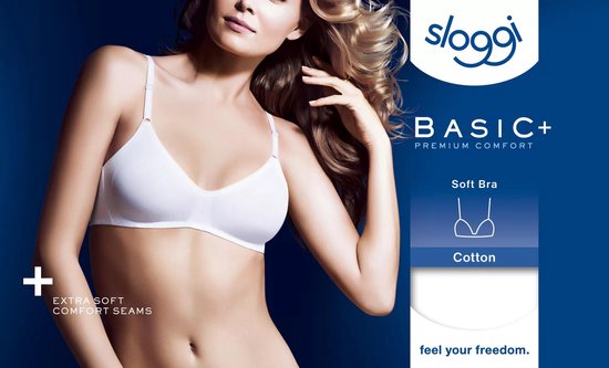 Model met blonde haren draagt een witte Sloggi Basic+ beha van katoen.