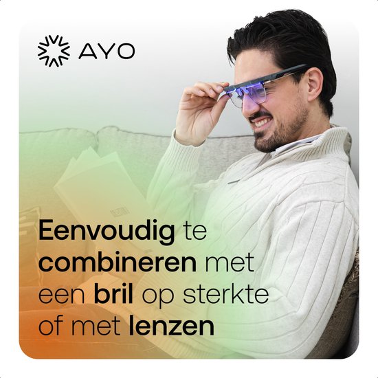 Man met bril die een boek leest, met de AYO-bril op. Eenvoudig te combineren met een bril op sterkte of lenzen.