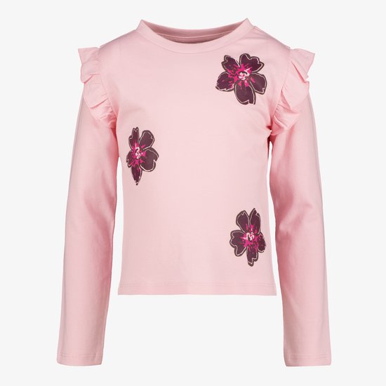 Lichtroze shirt met lange mouwen, ruches op de schouders en drie paarse bloemenprints.