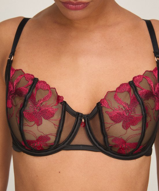 Zwarte beugelbeha met rode bloemenkant op de cups en zwarte bandjes.