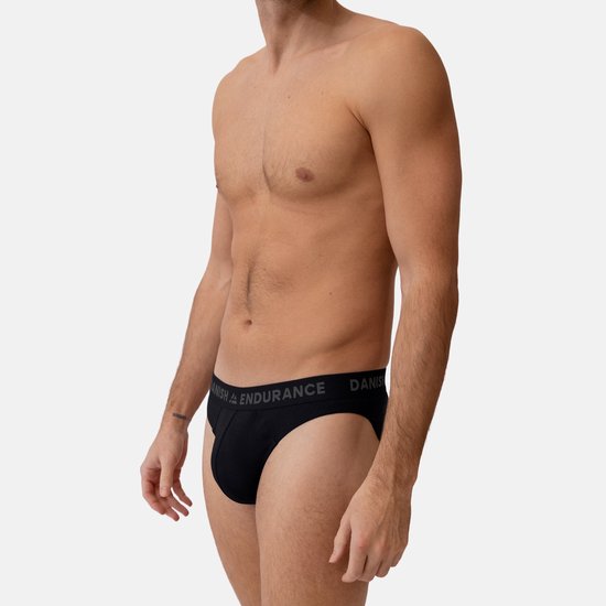 Man in een zwarte slip van bamboe viscose, met de merknaam DANISH ENDURANCE op de tailleband.