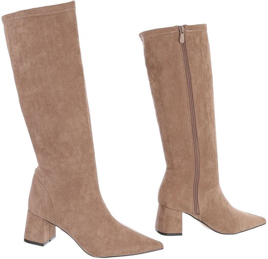 Twee beige suède laarzen met blokhak, spits en ritssluiting