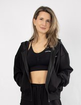 Model draagt een zwarte sportbeha en open rits hoodie met het logo 'CAPO FINALE'.