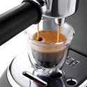 Espresso wordt in een dubbelwandig glas gegoten uit de De'Longhi Dedica Style espressomachine.