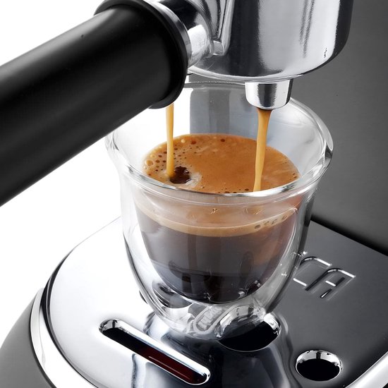 Espresso wordt in een dubbelwandig glas gegoten uit de De'Longhi Dedica Style espressomachine.