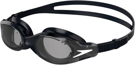 Zwarte Speedo zwembril met grijze glazen en een gestroomlijnd design, gefotografeerd vanuit een hoek.