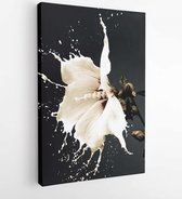 Witte bloemen met melkplons op donkere achtergrond - Modern Art Canvas - Verticaal - 110748395