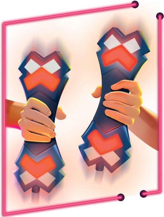 Deux mains tiennent des manettes de jeu bleues avec des lumières rouges et blanches en forme de croix.